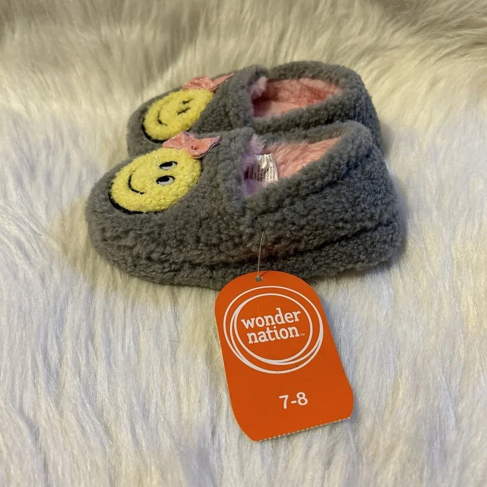 Wonder Nation Smiley‎ Face Slippers Girls Size 7-8 Grey Fuzzy Slip On Shoes
